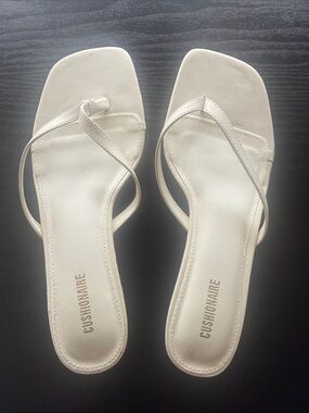Never Worn Cushionaire Off-White Square-Toe Flip Flop Kitten Heel Women’s Sandal